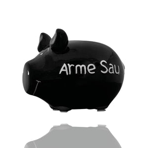 Das schwarze Sparschwein mit der Aufschrift "Arme Sau" von KCG wird gerne als Geschenkidee bestellt.