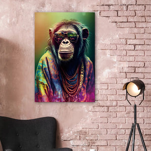 An einer rosafarbenen Wand hängt ein bunter Digitaldruck von einem Schimpansen der ein Hippie ist.