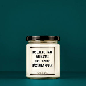 Das Leben ist hart. Wenigstens hast Du keine hässlichen Kinder steht auf dem Glas der Duftkerze.