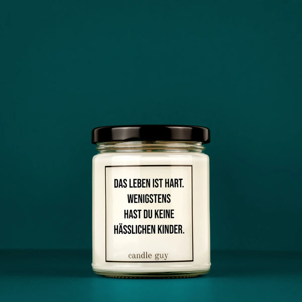 Das Leben ist hart. Wenigstens hast Du keine hässlichen Kinder steht auf dem Glas der Duftkerze.