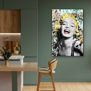 In einer Küche hängt ein Acrylgemälde einer Hollywood Schönheit. Diese Schauspielerin war in den 50gern sehr berühmt. Wer war M.M.?