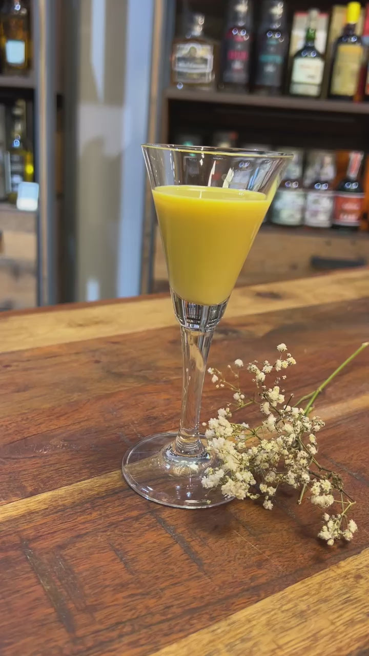 Aus diesem Glas schmeckt FRANZI der Franzbrötchenlikör aus Hamburg besonders gut.