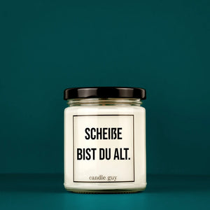 Duftkerze im Glas mit der Aufschift Scheiße bist Du alt - Candle Guy