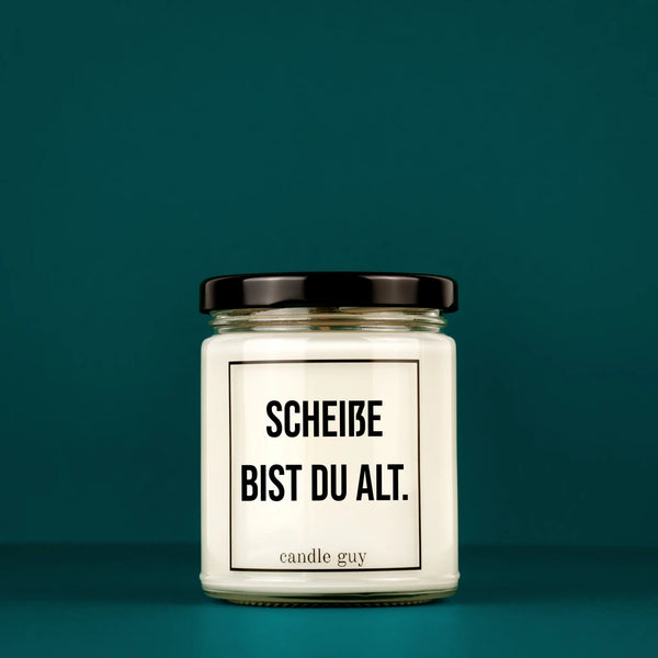 Duftkerze im Glas mit der Aufschift Scheiße bist Du alt - Candle Guy