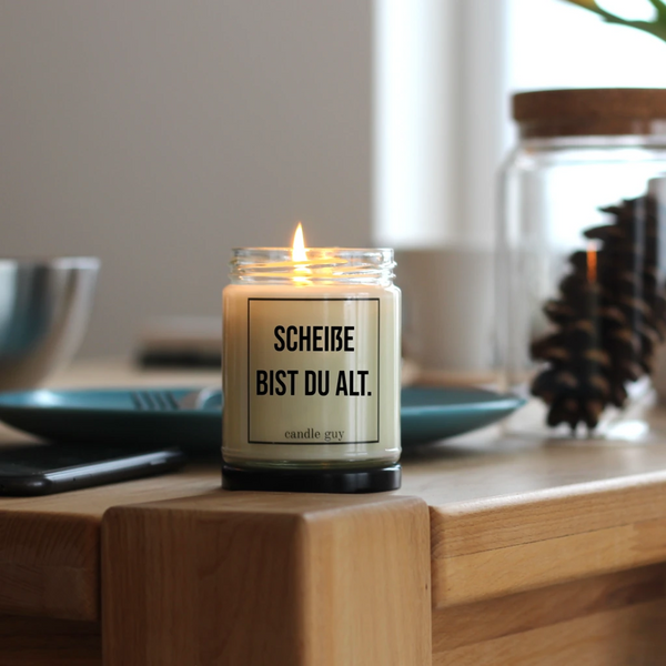 Die Kerze zum geburtstag mit dem Spruch Scheiße bist Du alt kommt von Candle Guy