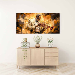 An der Wand hängt ein Gemälde eines Musikers. Der Trompeter hat eine goldene Trompete und spielt vor einem goldfarbenen Hintergrund.