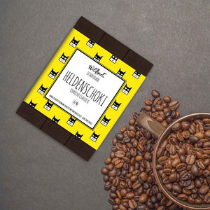 Auf der gelben Verpackung der Schokolade von Wildbach steht Heldenschoki