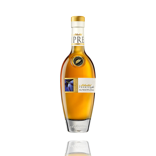Altes Pflümle von der Brennerei Scheibel wird in einer formvollendeten Flasche abgefüllt. Das goldenen Blatt auf dem Logo signalisiert, das dieser Pflaumenbrand über Gold destilliert wird.