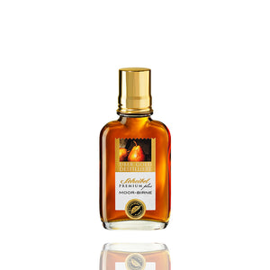 Diese kleine Flasche enthält die Moor Birne von Scheibel und sie ist ideal für unterwegs. Der goldfarbene Deckel ist gleichzeitig ein Pinnchen. Gerne wird die Moor Birne auch auf kleinen Wanderungen als Begleiter mitgenommen.