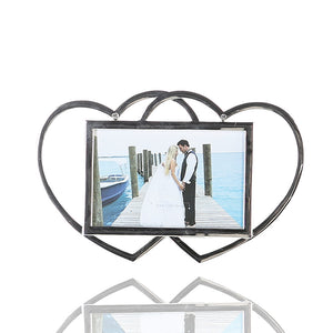 Der Fotorahmen mit den zwei herzen wird gerne für Fotos von verliebten Brautpaaren genommen. Rahme dein schönstes Liebesbild oder Bild von der Hochzeit in die zwei Herzen ein.