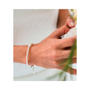 Dieses schöne Perlenarmband von Abrazi hat die feine 3 mm Perle von Swarovski. Dieses filigrane Armband wird auch gerne nach der Hochzeit getragen und erinnert somit an den schönsten Tag. Brautarmband