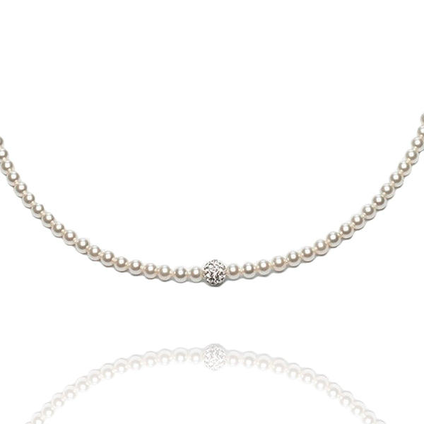 Die Perlenkette Selena von Abrazi wird auch nach der Hochzeit noch gerne getragen. Die filigranen Perlen und der funkelnde Anhänger sind von Swarovski.