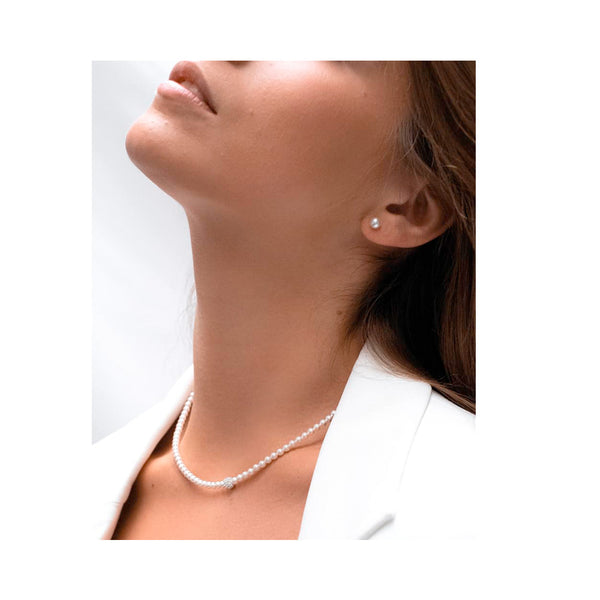 Die Perlenkette Selena der Marke Abrazi ist sehr schön verarbeitet. Das funkelnde Element in der Mitte setzt einen zarten Blickfang. Die Perlenkette ist auch nach der Hochzeit sehr gut tragbar.