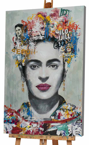 Auf einer Staffelei steht ein wunderschönes und farbenfrohes Gemälde. Die mexikanische Schönheit darauf trägt einen pinken Lippenstift der funkelt und glitzert