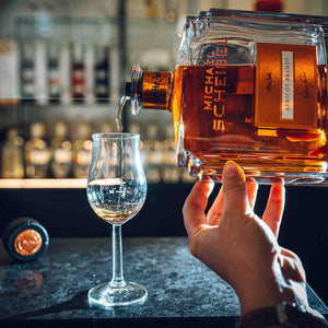 Genießen Sie den edlen Apricot Brandy von Scheibel - eine harmonische Komposition aus vollreifen Aprikosen, Jamaica-Rum und Cognac. Tauchen Sie ein in die faszinierende Welt dieser handwerklich hergestellten Edel-Spirituose und erleben Sie die einzigartige Aromafülle.