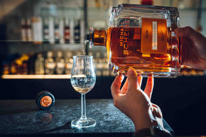 Genießen Sie den edlen Apricot Brandy von Scheibel - eine harmonische Komposition aus vollreifen Aprikosen, Jamaica-Rum und Cognac. Tauchen Sie ein in die faszinierende Welt dieser handwerklich hergestellten Edel-Spirituose und erleben Sie die einzigartige Aromafülle.