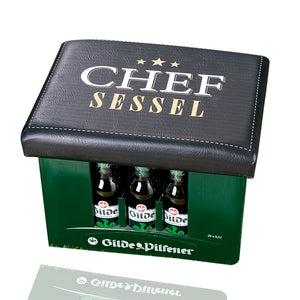 Mach mal eben schnell aus einem Bierkastensitz einen Chefsessel. Dieser bequeme Bierkastensitz passt auf jeden Pils- oder Kölschkasten und ist eine super Geschenkidee für den Cheftrinker!