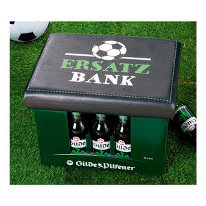 Bierkastensitz "Ersatzbank", Gilde steht auf einem Fußballplatz. Das Bierkastenpolster wird gerne an Fußballfans verschenkt.