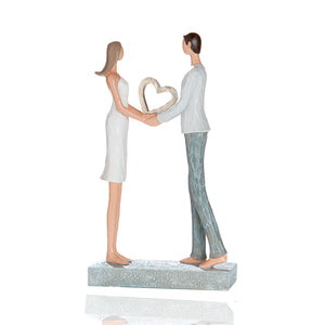 Die moderne Dekofigur zeigt ein Liebespaar welches zusammen ein Herz hält. die stilvolle Skulptur ist bei jungen Paaren sehr beliebt.