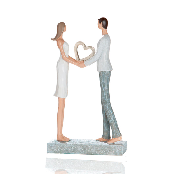 Die moderne Dekofigur zeigt ein Liebespaar welches zusammen ein Herz hält. die stilvolle Skulptur ist bei jungen Paaren sehr beliebt.
