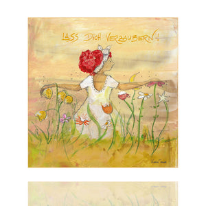 Das Holzbild Lass Dich verzaubern von der Künstlerin Karin Tauer ist sehr beliebt. Das d zeigt eine Frau die auf einer Blumenwiese wie verzaubert umher läuft. Das Bild regt zum träumen an.