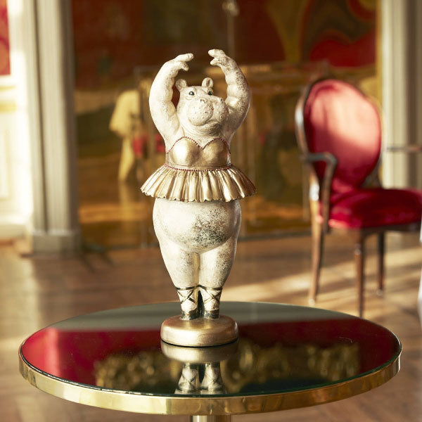 Die elegante Tänzerin Hippo von Werner Voss entfalltet sich zu einer echte Balerina