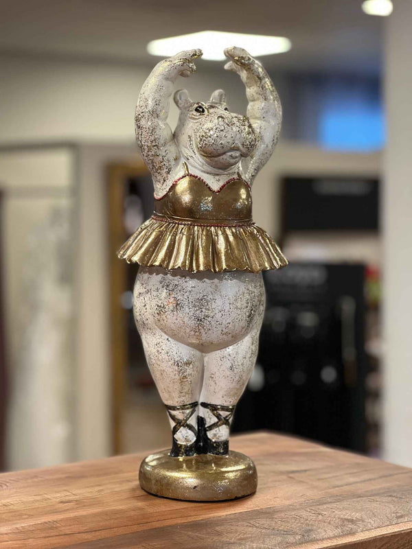 Ein Nilpferd als Balerina? Diese schicke Skulptur sagt aus das alles möglich ist wenn man an sich glaubt. Das Kostüm ist leider etwas kurz aber das kommt nur weil die Tänzerin Hippo so die Arme in den Himmel streckt.