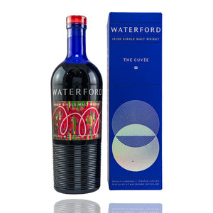 Der irishe Whisky Waterford Cuvee kommt in einer dunkelblauen Flasche und einem blauen Umkarton